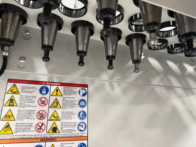 1411423-18 Vertikal fleroperationsmaskin - HAAS VM-3