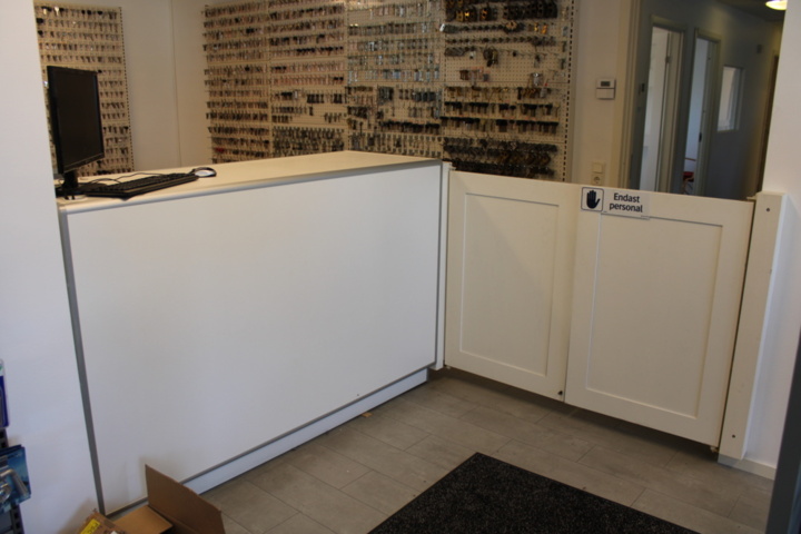 1476282-2 Reception desk including computer screen and revolving door