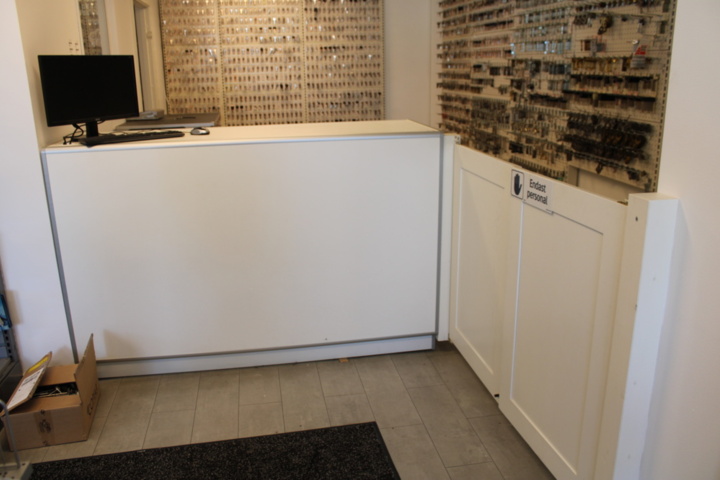 1476282-3 Reception desk including computer screen and revolving door