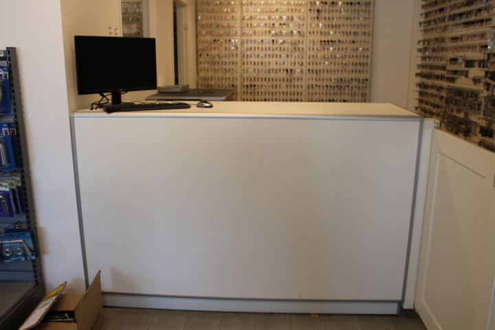 1476282-4 Reception desk including computer screen and revolving door