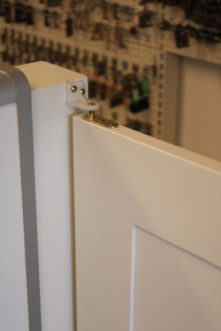 1476282-5 Reception desk including computer screen and revolving door