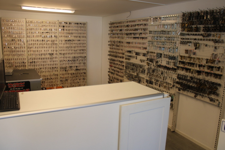 1476283-2 Seven wall shelves with key holders