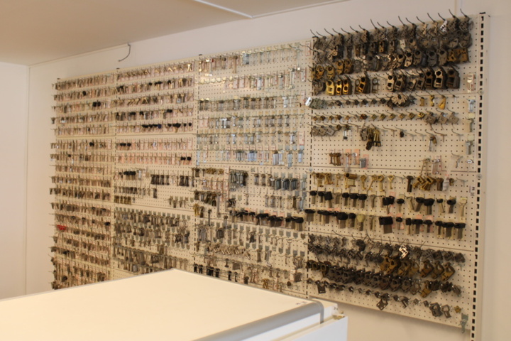 1476283-3 Seven wall shelves with key holders