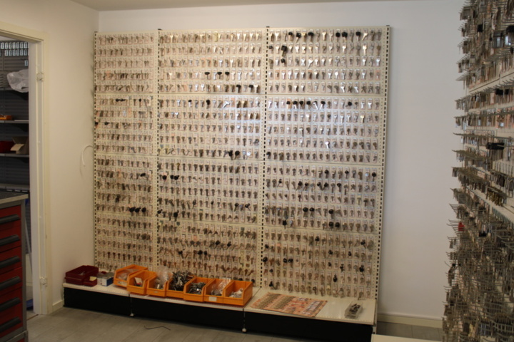 1476283-4 Seven wall shelves with key holders