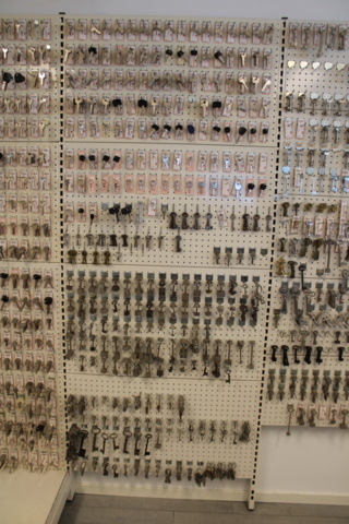 1476283-9 Seven wall shelves with key holders