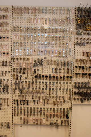 1476283-10 Seven wall shelves with key holders