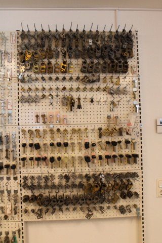 1476283-11 Seven wall shelves with key holders