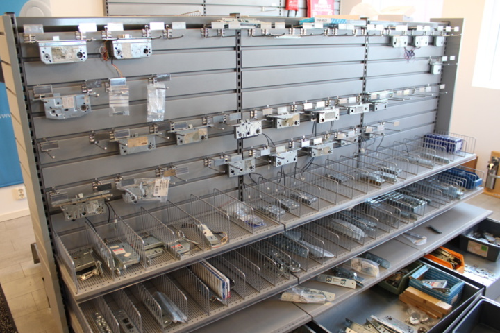 1476286-16 Store stock with lock accessories