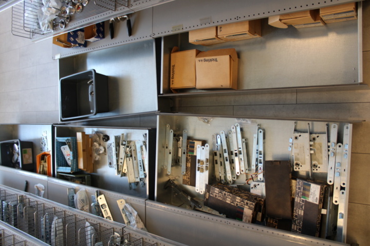 1476286-18 Store stock with lock accessories