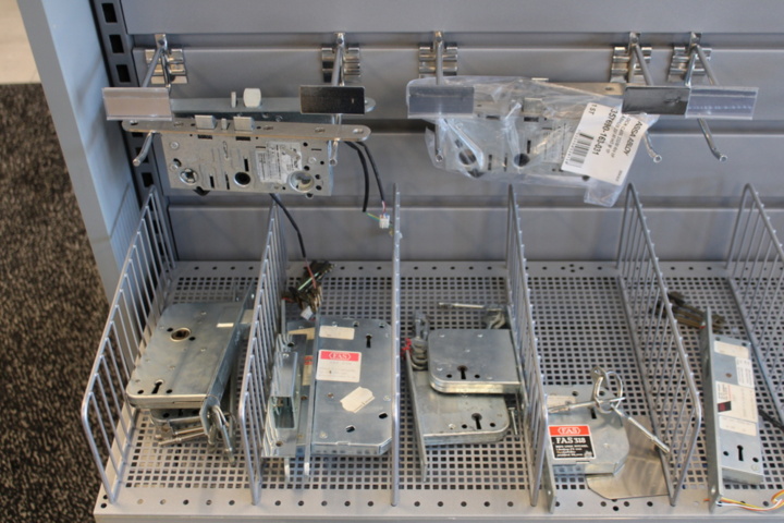 1476286-24 Store stock with lock accessories