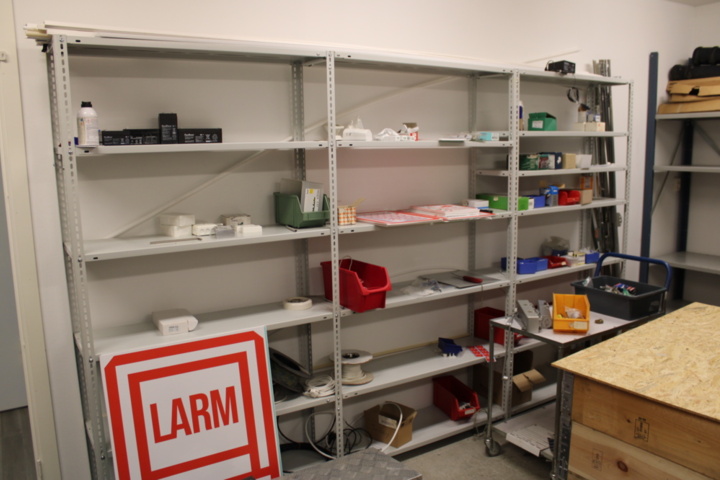 1476300-3 Locking warehouse in 8 storage shelves