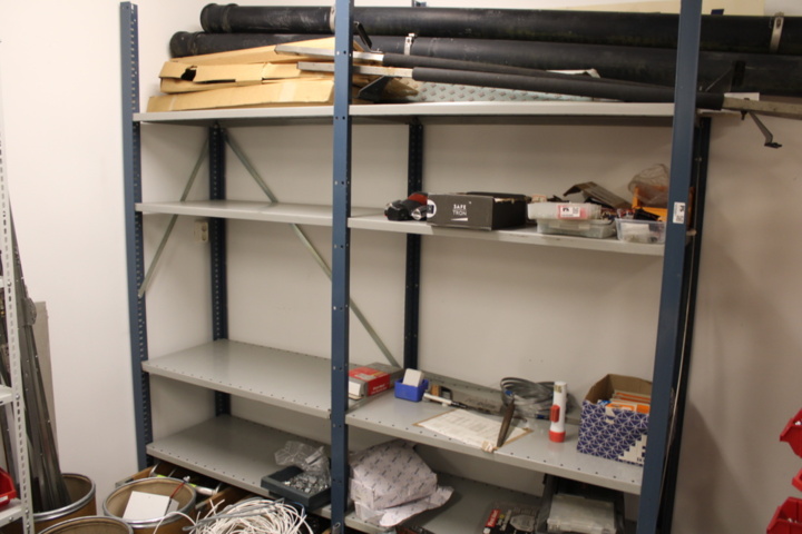 1476300-4 Locking warehouse in 8 storage shelves