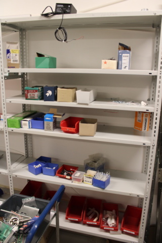 1476300-5 Locking warehouse in 8 storage shelves