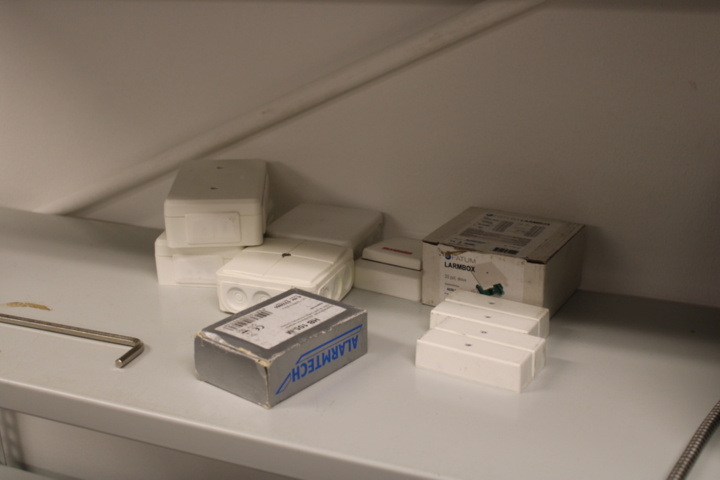 1476300-7 Locking warehouse in 8 storage shelves