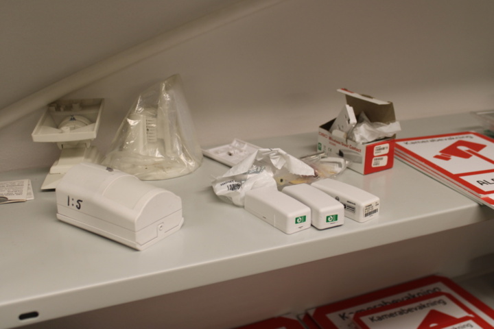 1476300-8 Locking warehouse in 8 storage shelves