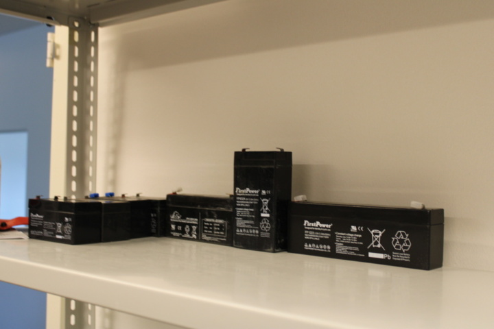 1476300-9 Locking warehouse in 8 storage shelves