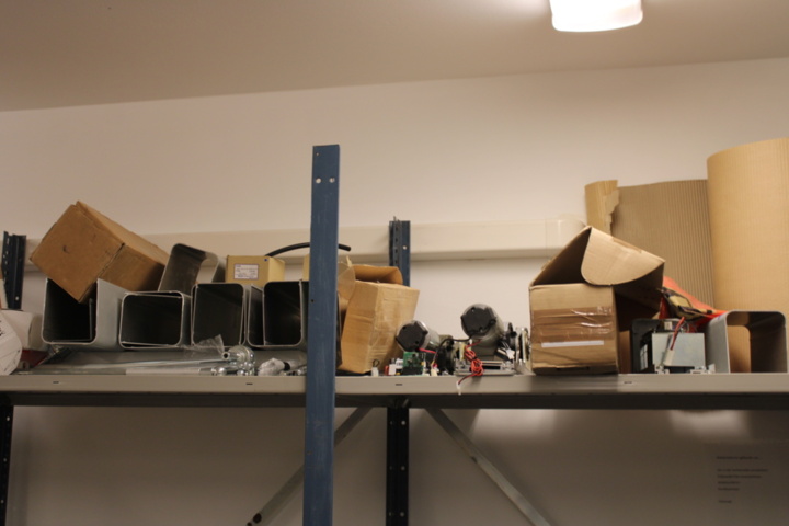 1476300-10 Locking warehouse in 8 storage shelves