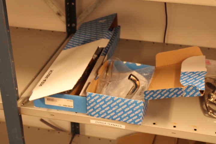 1476300-12 Locking warehouse in 8 storage shelves