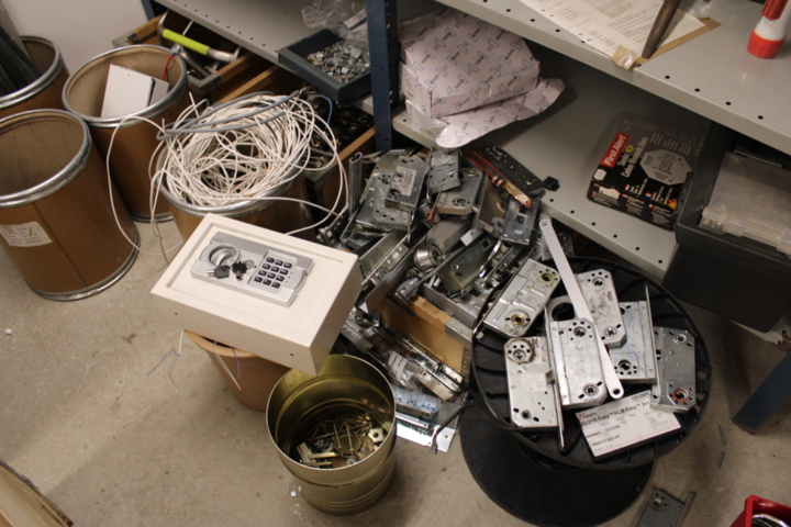 1476300-13 Locking warehouse in 8 storage shelves