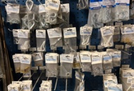 1499312 Butiksinredning x-ponent med skruv- och fästartiklar