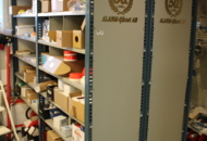 1476308 Stort lager med lås- och larmkomponenter (8 st hyllor)