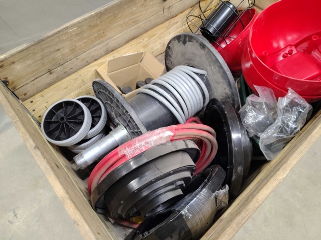 1480233-2 Industrikomponenter - kabeltrummor, slang, plastkåpor, diverse delar