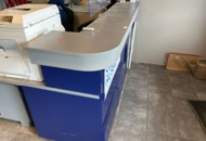 1455164 Reception/kundmottagning med möbler och kassadisk m.m