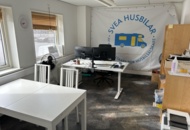 1455165 Större samling med kontorsmöblemang och elektronik