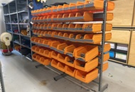 1427710 Hylla - tvåsidig med plastbackar