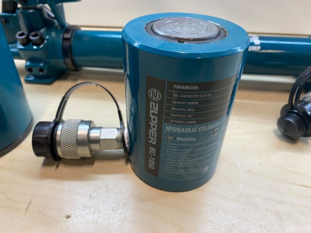 1505387-4 Hydraulic hand pump 1 pc and cylinders 2 pcs