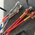 1469928-40 Plåthyllor med innehåll - Rörbockar, hålsågar, verktyg, m.m.