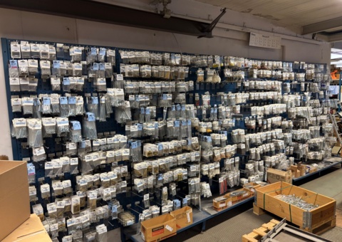 Bild som representerar auktionen - Avyttring butiksinredning med skruv och fästartiklar