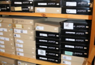 1416854 Stort varulager av bijouterier, smycken samt butiksställ.