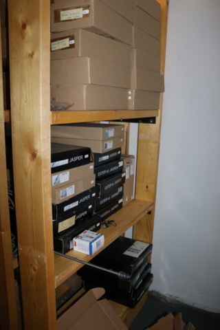 1416854-9 Stort varulager av bijouterier, smycken samt butiksställ.