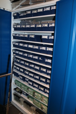 1416854-25 Stort varulager av bijouterier, smycken samt butiksställ.