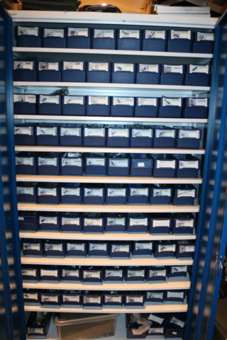 1416854-26 Stort varulager av bijouterier, smycken samt butiksställ.