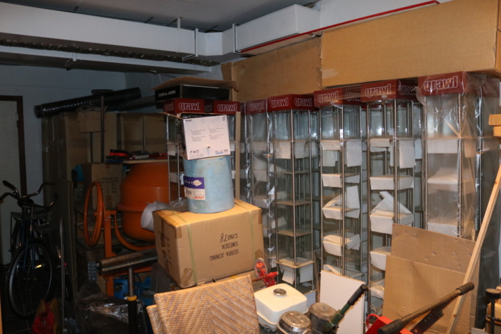 1416854-34 Stort varulager av bijouterier, smycken samt butiksställ.