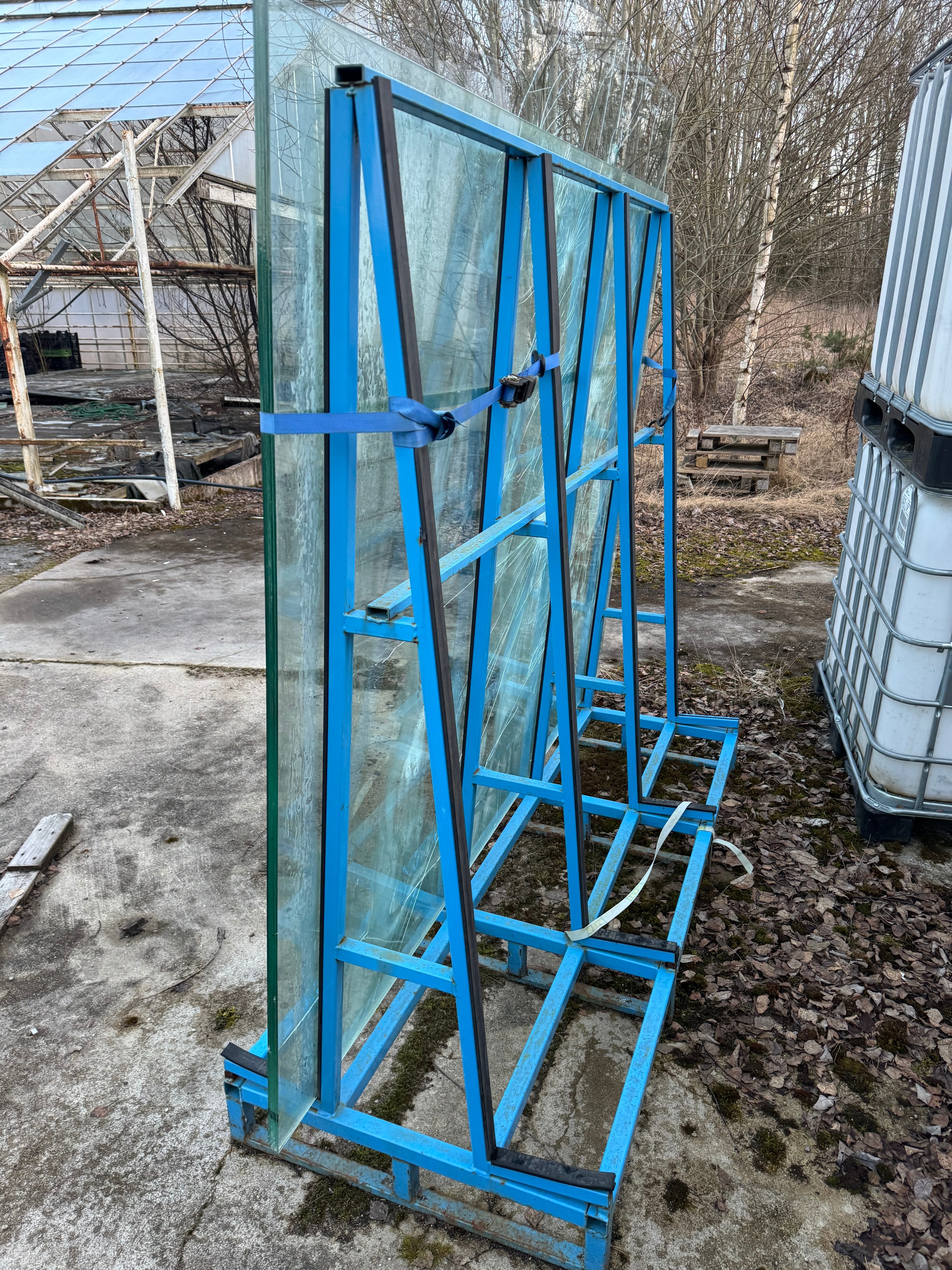 Glass stand - PS Auction - We value the future - Largest in net auctions