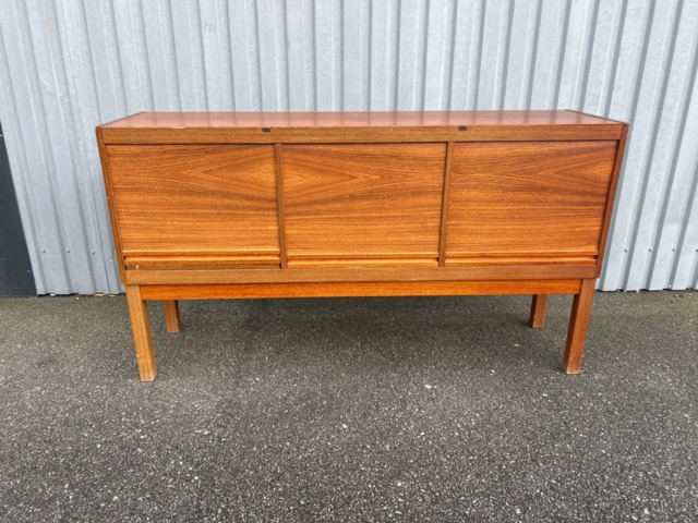 1482436-1 Sideboard