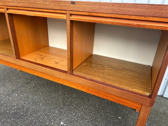 1482436-3 Sideboard