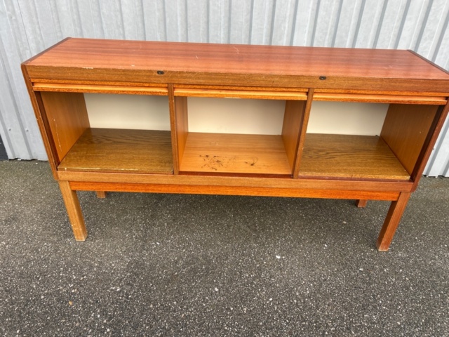 1482436-4 Sideboard