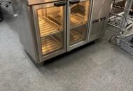 1140924 Barkylbänk med islåda, spritbatteri och 2 belysta skåp med glasdörrar. Ca 120x65x90 cm