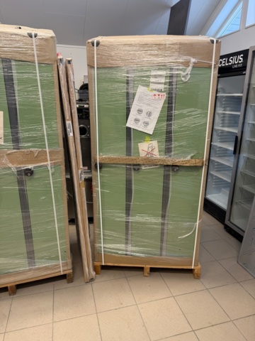 1141864-1 Nytt Sonesson klädskåp. Modell H331 med kodlås, 3-delat skåp med klädstång inklusive ankarkrokar.