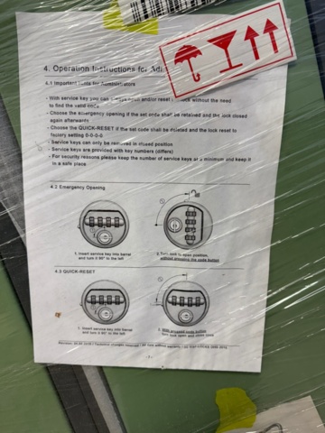 1141864-2 Nytt Sonesson klädskåp. Modell H331 med kodlås, 3-delat skåp med klädstång inklusive ankarkrokar.