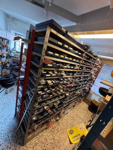1511111-3 Reservdelslager med komponenter och maskindelar för trädgårdsmaskiner