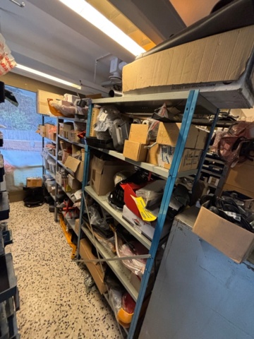 1511111-10 Reservdelslager med komponenter och maskindelar för trädgårdsmaskiner
