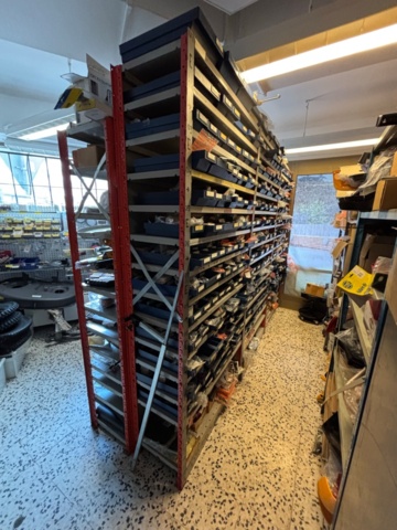 1511111-7 Reservdelslager med komponenter och maskindelar för trädgårdsmaskiner