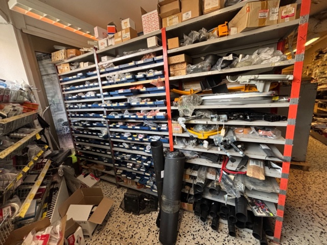 1511111-5 Reservdelslager med komponenter och maskindelar för trädgårdsmaskiner