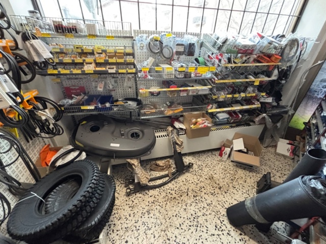 1511111-8 Reservdelslager med komponenter och maskindelar för trädgårdsmaskiner