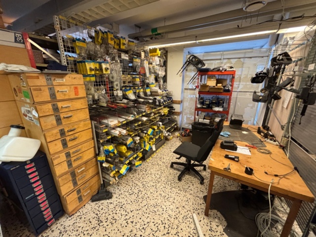 1511111-9 Reservdelslager med komponenter och maskindelar för trädgårdsmaskiner